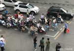 郑州设立了“非机动车等待区”：原先排队200米，现在缩短一半 - 河南一百度
