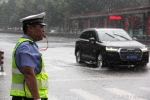 暴雨突袭郑州！这群人却在雨中站的笔直，浑身湿透寸步不离 - 河南一百度