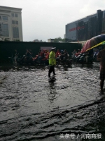 暴雨突袭郑州！这群人却在雨中站的笔直，浑身湿透寸步不离 - 河南一百度