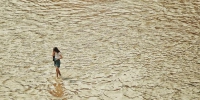 暴雨一小会儿，退水仨小时!郑州西郊仍“泛海”，市民涉水前行 - 河南一百度