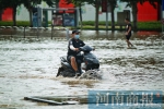 暴雨一小会儿，退水仨小时!郑州西郊仍“泛海”，市民涉水前行 - 河南一百度