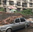 郑州小区3米高院墙倒塌 轿车被埋数日惨不忍睹… - 河南一百度