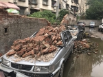 郑州小区3米高院墙倒塌 轿车被埋数日惨不忍睹… - 河南一百度
