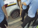 郑州一女子违法行车被拦，连踢带骂交警是“神经病”，被刑拘 - 河南一百度