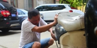 郑州男子欠750元修车费，两年了仍不还，被修车师傅当街拦下丢人 - 河南一百度