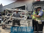 郑州交警拦下一电动车，车上竟装了2米多高钢架，一老汉埋在其中 - 河南一百度