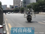 郑州交警拦下一电动车，车上竟装了2米多高钢架，一老汉埋在其中 - 河南一百度