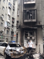 郑州一老旧小区凌晨发生火灾 居民被爆炸声吵醒 车辆被烧毁 无人伤亡 - 河南一百度