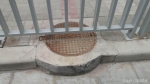 郑州一路段消防窨井被护栏压着，市民：关乎性命，紧急情况咋办？ - 河南一百度