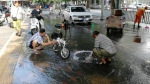 郑州一路段水管爆了，自来水“哗哗流”，市民都跑来“免费”洗车 - 河南一百度