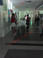 河南省人民医院急诊楼突发断电 患者在电梯门前等来电 - 河南一百度