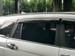 郑州西三环一路边，多辆轿车“夜宿”马路车窗被砸，车主：无奈！ - 河南一百度