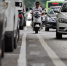 郑州：道路内停车位“占道”，非机动车道被挤压不足30厘米 - 河南一百度