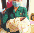 郑州孕妇凌晨生娃 医生到其家中紧急接生跪地20分钟 - 河南一百度