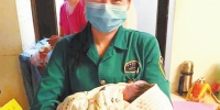 郑州孕妇凌晨生娃 医生到其家中紧急接生跪地20分钟 - 河南一百度