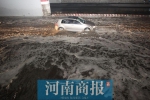 郑州一场大雨过后，这条大路被淹成“海”，司机开车如开船 - 河南一百度