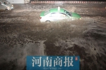 郑州一场大雨过后，这条大路被淹成“海”，司机开车如开船 - 河南一百度