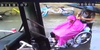 下雨积水，大爷坐轮椅过不去 郑州一公交车长当“摆渡人” - 河南一百度