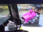 下雨积水，大爷坐轮椅过不去 郑州一公交车长当“摆渡人” - 河南一百度
