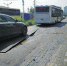 郑州保通路坑连坑 公交车被“坑”了 - 河南一百度