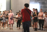 郑州一小伙街头献唱，曾因女孩为他撑伞走红 - 河南一百度