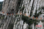 国内外瑜伽爱好者在嵩山少林的悬崖绝壁上练功。王中举 摄 - 中国新闻社河南分社
