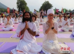 来自印度的瑜伽爱好者(左)。王中举 摄 - 中国新闻社河南分社