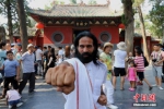 　来自印度的瑜伽教练在少林寺山门练拳脚。王中举 摄 - 中国新闻社河南分社