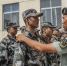 一名教官正在为新兵纠正队列动作。 - 中国新闻社河南分社