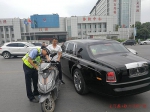 郑州街头劳斯莱斯撞上电动车，听到赔偿骑车小伙吓得浑身抽搐 - 河南一百度