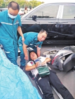 郑州男子骑车与劳斯莱斯相撞后吓抽搐 有人在事故现场遮挡涉事豪车车牌 - 河南一百度