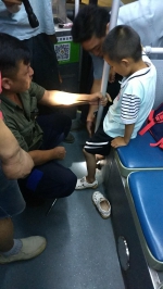 郑州公交车上这一幕真吓人!熊孩子脚卡扶手空隙出不来了… - 河南一百度