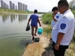 郑州三男子冒险下河捕鱼，被制止时竟称“喝酒没下酒菜” - 河南一百度