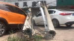 郑州国基路6根线杆倾倒 这几辆车够倒霉的 - 河南一百度