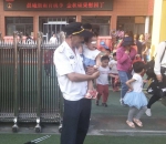 你抱孩子的样子真美!郑州幼儿园门口这位“临时爸爸”火了 - 河南一百度