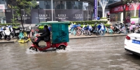 阴雨天持续，郑州这个路口积水严重像“汪洋” - 河南一百度