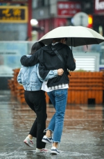 下雨降温，郑州街头的情侣们搂得更紧了！单身狗直呼：不敢出门 - 河南一百度