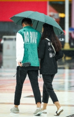 下雨降温，郑州街头的情侣们搂得更紧了！单身狗直呼：不敢出门 - 河南一百度