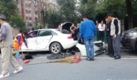 郑州一小区门口私家车失控撞向路边奥迪 目击者：车主当时身体不适 - 河南一百度