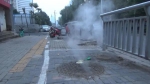 郑州街头窨井烟雾缭绕，冒的热气能烫熟鸡蛋! - 河南一百度