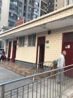 郑州一小区有“独特”偏好，在楼道入口处建厕所！业主集体炸锅 - 河南一百度