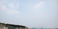 郑州一路段物料堆集像废品站，一起风垃圾满天飞，居民：没人管 - 河南一百度