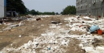 郑州一路段物料堆集像废品站，一起风垃圾满天飞，居民：没人管 - 河南一百度