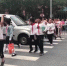 郑州一私家车顶着过斑马线的孩子闯行，视频拍下惊险一幕… - 河南一百度