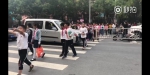 郑州一私家车顶着过斑马线的孩子闯行，视频拍下惊险一幕… - 河南一百度