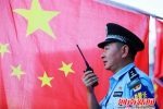 国庆节，郑州铁路警察在火车站一线执勤，为旅客平安出行保驾护航。(周延民摄) - 中国新闻社河南分社