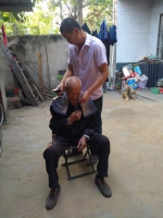 满屏的爱！河南三兄弟自学手艺，为90岁老父理发，动作一气呵成 - 河南一百度