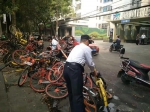 郑州街头不足百米现3座共享单车“大山” - 河南一百度
