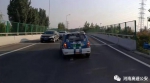 惊险！郑州一共享汽车高速上爆胎，失控旋转180度车头被撞烂 - 河南一百度