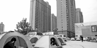 郑州一小区不能如约交房 业主住帐篷抢占小区 - 河南一百度